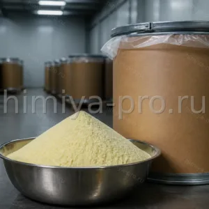 Жёлтый порошок пероксида цинка у промышленного барабана на складе окислителей для резинотехнических смесей