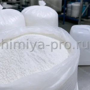 Белый сыпучий параформ в полиэтиленовом мешке 1 кг на столе фасовки для синтеза формальдегидных растворов.