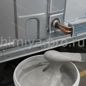 Вязкая однородная герметизирующая паста ПГХ в таре со шпателем у шва холодильного шкафа на сборочном участке.