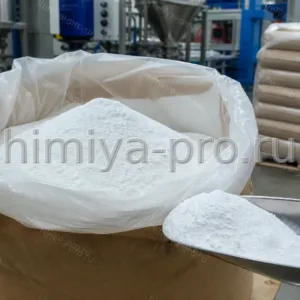 Белый мелкодисперсный порошок пастообразующей ПВХ-смолы в многослойном мешке для приготовления пластизолей.