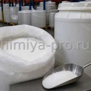 Белый кристаллический персульфат аммония во влагозащитном мешке и барабане на складе инициаторов полимеризации.