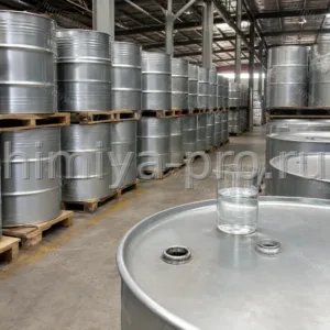 Стальные бочки 200–330 кг бесцветного перхлорэтилена на паллетах промышленного склада для химчистки и обезжиривания.