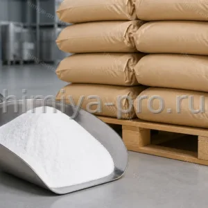 Белый порошок суспензионного ПВХ-С-7059М в совочке рядом с крафт-мешками на паллете склада