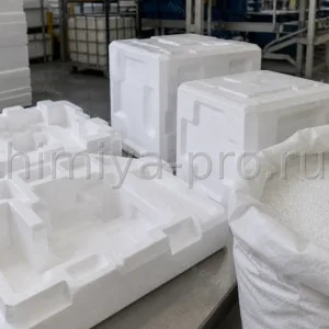 Формованная защитная упаковка и геоблоки из пенополистирола рядом с мешком сферических гранул сырья
