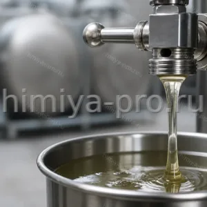 Вязкий полиэтиленгликоль ПЭГ-200 и ПЭГ-300 в стальной чашке у пробоотборного вентиля наливной партии