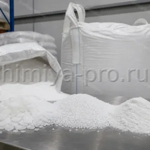 Белые чешуйки и гранулы полиэтиленгликоля ПЭГ-4000 и ПЭГ-6000 в мешке и мягком контейнере на складе