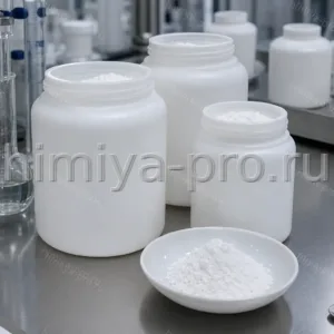 Белый кристаллический порошок карбоната свинца квалификации ЧДА в лабораторных банках на аналитическом столе
