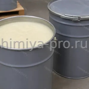 Белый воскообразный стеарилдиметикон в промышленных вёдрах на складе сырья для косметических рецептур