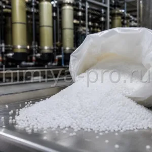 Белые гранулы каустической соды NaOH на станции водоподготовки: едкий натр для регенерации смол и корректировки pH