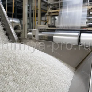 Полупрозрачные гранулы сополимеров этилена с альфа-олефинами у линии выдува упаковочной плёнки