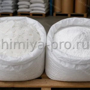 Белые восковые хлопья стеариновой кислоты и тонкий порошок стеаратов в мешках на складе полимерных добавок
