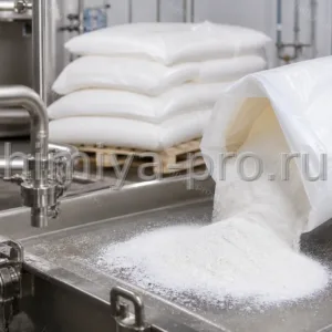 Белый порошок технического моющего средства из полипропиленового мешка 25 кг на участке промышленной мойки оборудования
