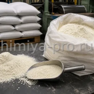 Светлый порошок и гранулы тиурамдисульфидов в мешке на участке компаундирования как ускорители вулканизации резин
