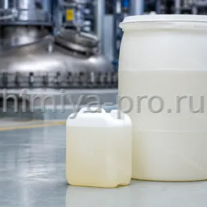 Водный раствор трет-бутилгидропероксида около 70 процентов в промышленной бочке на участке радикальной полимеризации