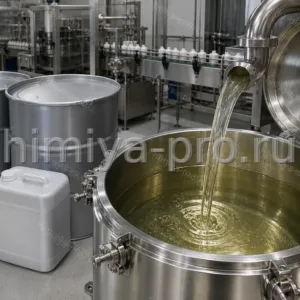 Прозрачное MCT-масло каприловых и каприновых триглицеридов в смесителе косметического цеха как лёгкий эмолент и носитель