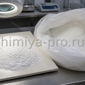 Осмотр белого безводного порошка триполифосфата натрия Полиформат 1213 категории 2 на пластине рядом с открытым мешком после перевозки.
