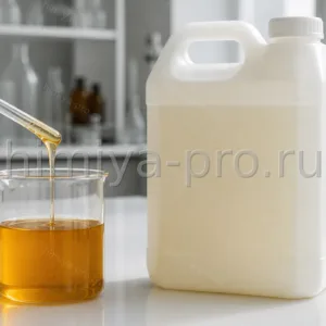 Вязкая янтарная жидкость эмульгатора Дехимулс PGPH в лабораторном стакане рядом с промышленной канистрой