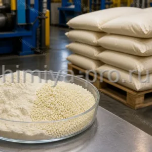 Светлые гранулы готовых ускорителей вулканизации каучуков у промышленных мешков в резинотехническом цехе