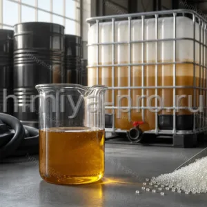 Стальные бочки и еврокуб с вязкой янтарной жидкостью хлорпарафинов на промышленном складе