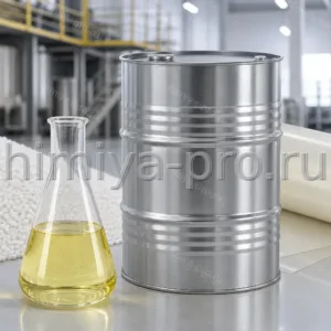 Прозрачная желтоватая жидкость хлорпарафина ХП-470 у стальной бочки и полимерных гранул