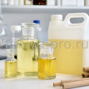 Светло-янтарное эфирное масло корицы цейлонской во флаконах и канистре на белом лабораторном столе