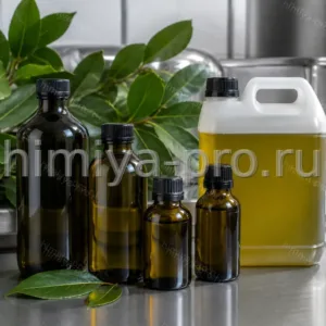 Жёлто-зелёное эфирное масло лавра в тёмных флаконах и канистре на стальном лабораторном столе