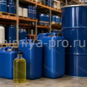 Жёлто-зелёное эфирное масло лимона холодного прессования в канистрах и бочке на складском полу