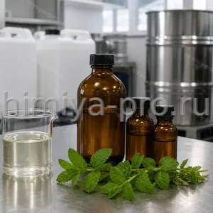 Бледно-жёлтое эфирное масло мяты полевой без терпенов в флаконах и канистрах рядом с веточками мяты