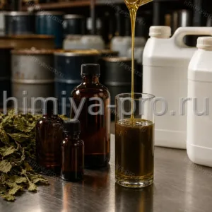 Тёмно-янтарное вязкое эфирное масло пачули в лабораторных флаконах и канистре рядом с сухими листьями
