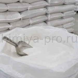 Белый кристаллический порошок янтарной кислоты в мешках на паллете — пищевая добавка E363