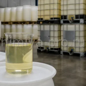 Полиэтиленовые бочки и IBC со светло-жёлтым раствором HEDP — гидроксиэтилидендифосфоновая кислота