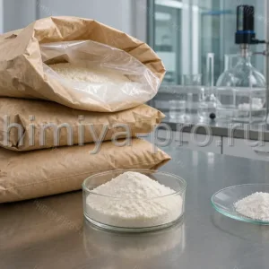 Белый кристаллический порошок 3-O-этил-L-аскорбиновой кислоты в мешках на лабораторном столе косметики