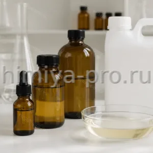 Светло-жёлтый эмолент коко-каприлат/капрат в стеклянных флаконах и канистре на лабораторном столе