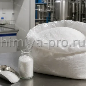 Белый кристаллический порошок метансульфоната натрия в мешке и лабораторной таре на столе реактивов