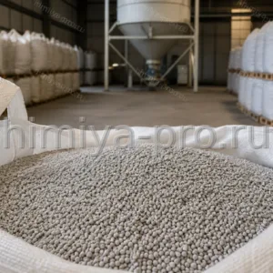 Серо-белые гранулы азотофосфата марки 33 в МКР на складе азотно-фосфорных удобрений для зерновых