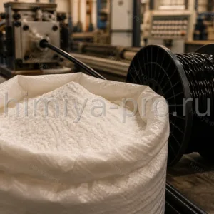Белый порошок суспензионного ПВХ PVC-S-7059M рядом с катушками кабеля в кабельном производстве