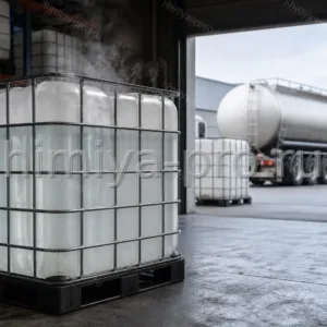 Прозрачная аммиачная вода в еврокубе IBC на складе с видом на автоцистерну — вода аммиачная техническая