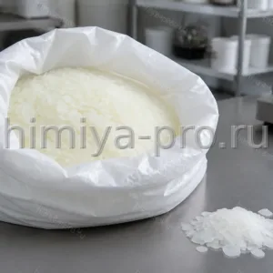 Белые воскообразные чешуйки Н-ПЭГ 2400В в промышленном мешке на складе сырья для суперпластификаторов бетона