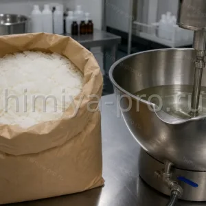 Кремовые восковые чешуйки полиэтиленгликоля ПЭГ-4000 в мешке у котла расплава косметической и фармацевтической основы