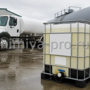 Светлая жидкость КАС в кубовой ёмкости на площадке с автоцистерной и железнодорожной цистерной