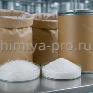 Белые игольчатые кристаллы L-ментола натурального у бумажных мешков и барабана на складе сырья