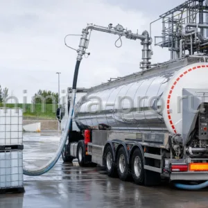 Налив прозрачной карбамидоаммиачной смеси КАС-32 в автоцистерну и кубы IBC на агротерминале