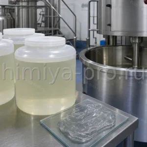 Прозрачный водный раствор сополимера винилпирролидона и винилацетата у реактора гелей для укладки волос