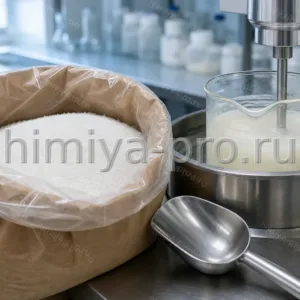 Белый игольчатый порошок натрия стеароил глутамата в мешке рядом с O/W эмульсией в косметической лаборатории