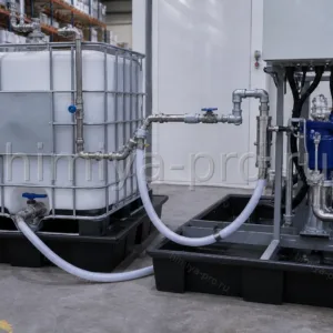 IBC-контейнер водного технического аммиака подключён стальной арматурой к насосу нейтрализации сточных вод