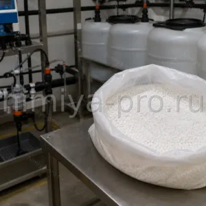 Белые сферические гранулы едкого натра на весовой станции рядом с дозированием щёлочи на установке водоподготовки.