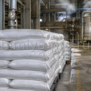 Штабель мешков гранулированной каустической соды на складе химикатов целлюлозно-бумажного комбината у трубопроводов.