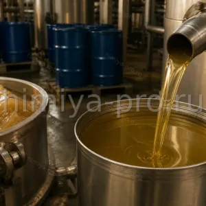 Золотистая жидкость эфиров азелаиновой кислоты наливается в металлическую банку на химзаводе.