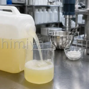 Вязкая бледно-жёлтая жидкость кокоиминодипропионата натрия 30% наливается в стакан на столе косметического цеха