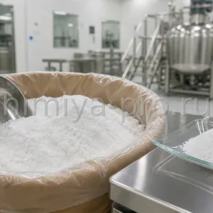 Белый кристаллический порошок альфа-арбутина в крафт-мешке и на чашке весов в чистом цехе косметических активов